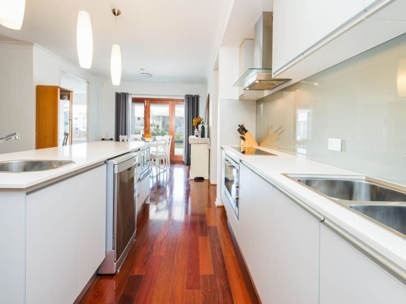 28 Middle Quay Drive, Biggera Waters QLD 4216