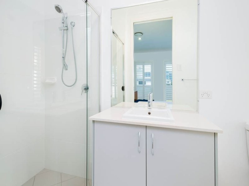 28 Middle Quay Drive, Biggera Waters QLD 4216