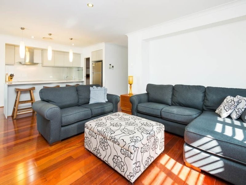 28 Middle Quay Drive, Biggera Waters QLD 4216