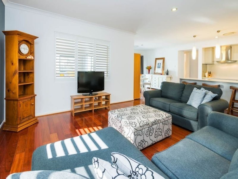 28 Middle Quay Drive, Biggera Waters QLD 4216