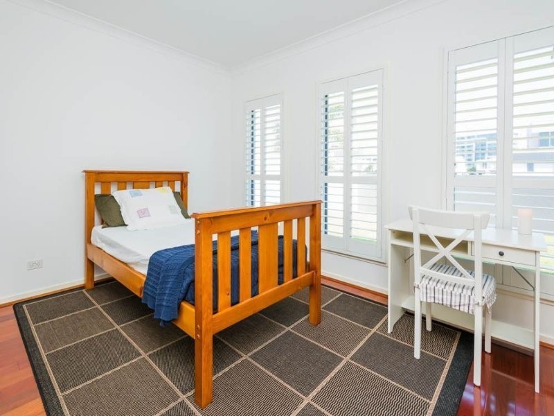 28 Middle Quay Drive, Biggera Waters QLD 4216