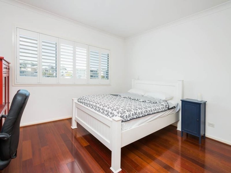 28 Middle Quay Drive, Biggera Waters QLD 4216