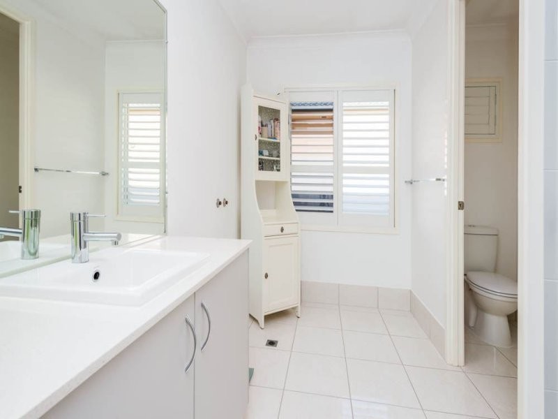 28 Middle Quay Drive, Biggera Waters QLD 4216