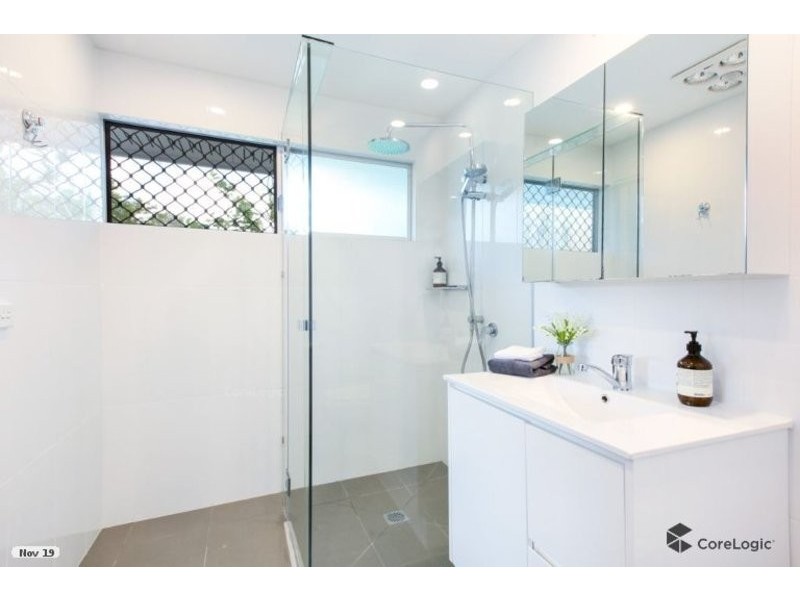 27 Woomera Crescent, Southport QLD 4215