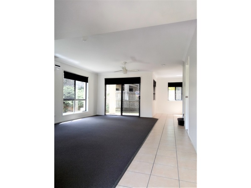 31/1-15 Santa Isobel Blvd, Pacific Pines QLD 4211