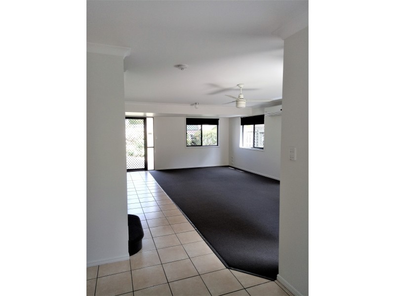 31/1-15 Santa Isobel Blvd, Pacific Pines QLD 4211