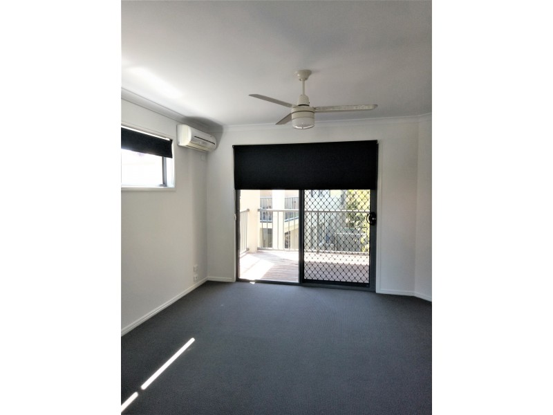 31/1-15 Santa Isobel Blvd, Pacific Pines QLD 4211