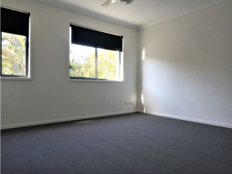 31/1-15 Santa Isobel Blvd, Pacific Pines QLD 4211