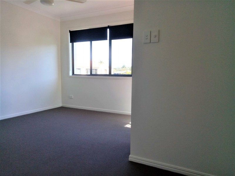 31/1-15 Santa Isobel Blvd, Pacific Pines QLD 4211