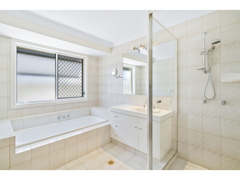 32 Ayrshire Avenue, Benowa Waters QLD 4217