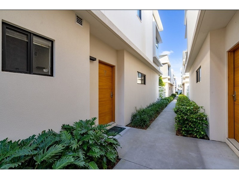 7/33 Sickle Ave, Hope Island QLD 4212