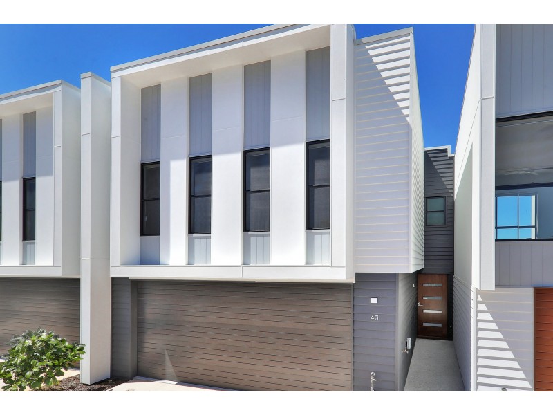 8 Ben Dally Drive, Helensvale QLD 4212