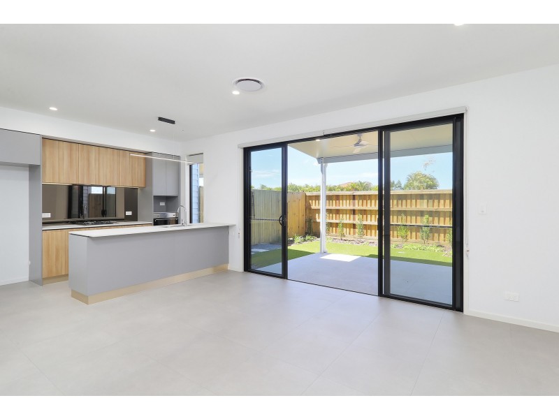 8 Ben Dally Drive, Helensvale QLD 4212