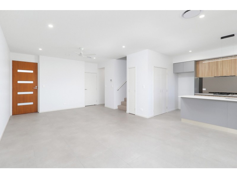 8 Ben Dally Drive, Helensvale QLD 4212