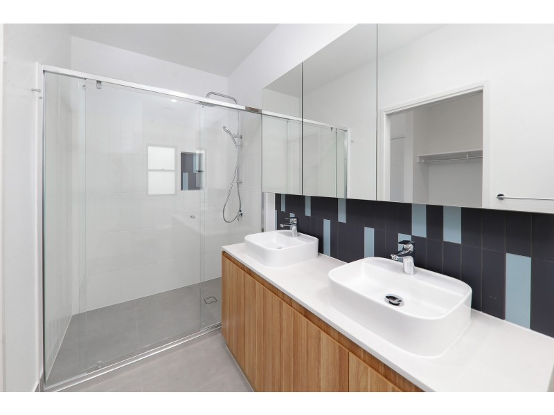 8 Ben Dally Drive, Helensvale QLD 4212