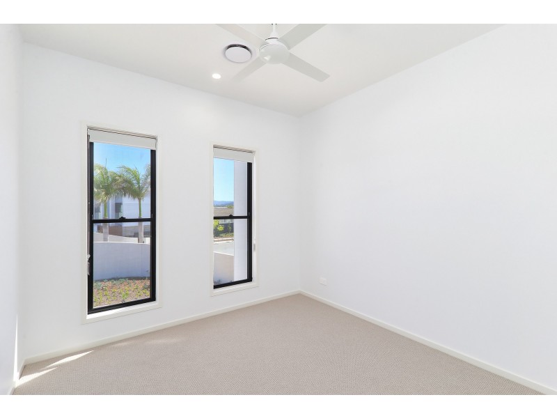 8 Ben Dally Drive, Helensvale QLD 4212