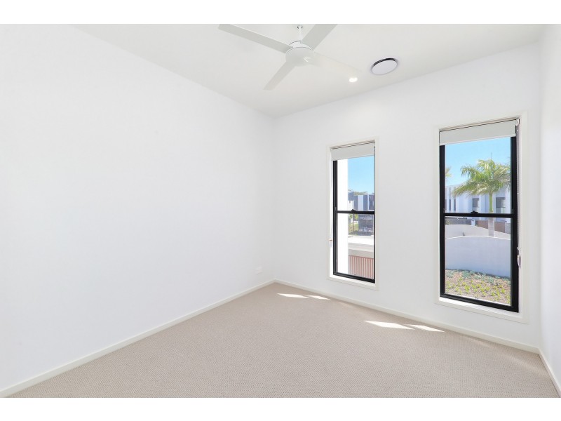 8 Ben Dally Drive, Helensvale QLD 4212