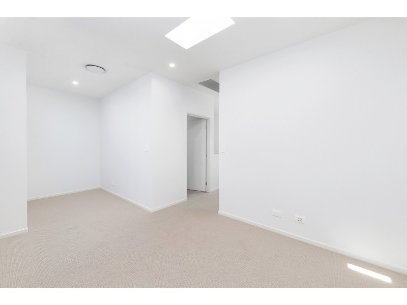 8 Ben Dally Drive, Helensvale QLD 4212