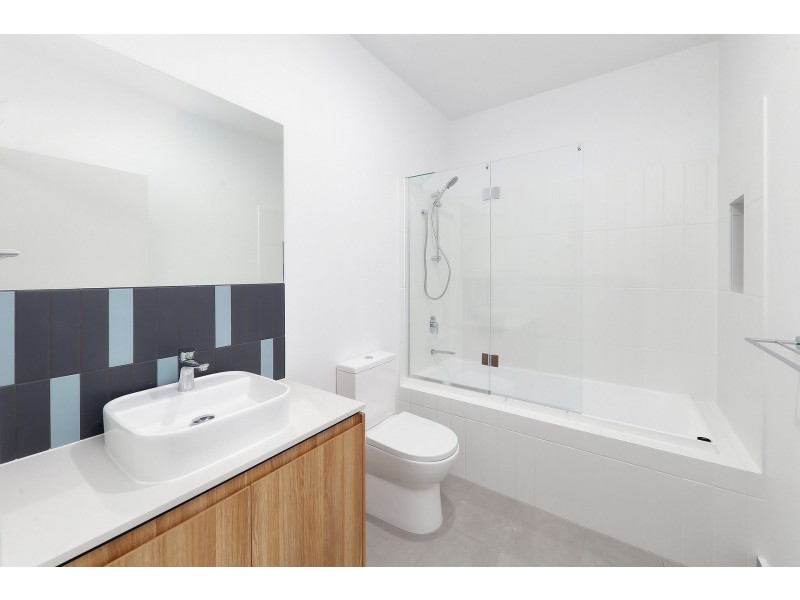 8 Ben Dally Drive, Helensvale QLD 4212