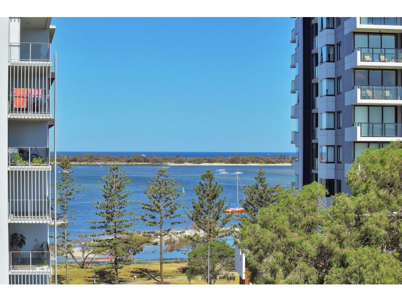 813/17 Bath Street, Labrador QLD 4215