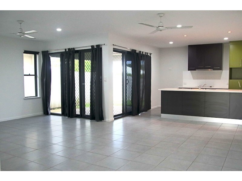 8 Majesty Street, Rural View QLD 4740