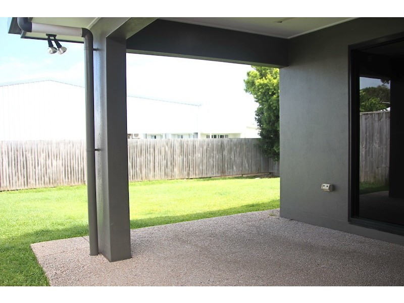 8 Majesty Street, Rural View QLD 4740