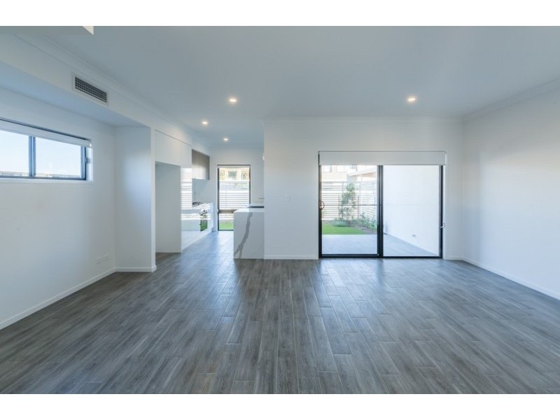 17/33 Sickle Avenue, Hope Island QLD 4212
