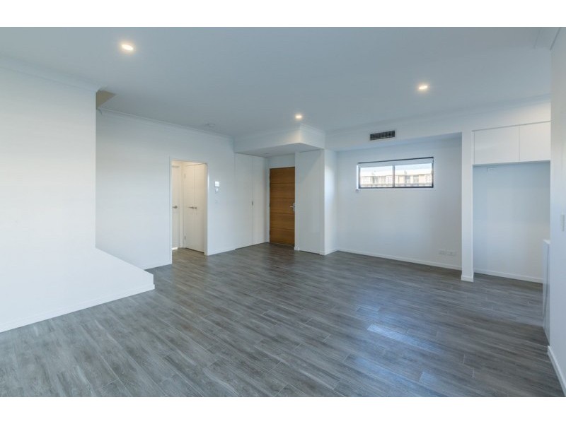 17/33 Sickle Avenue, Hope Island QLD 4212