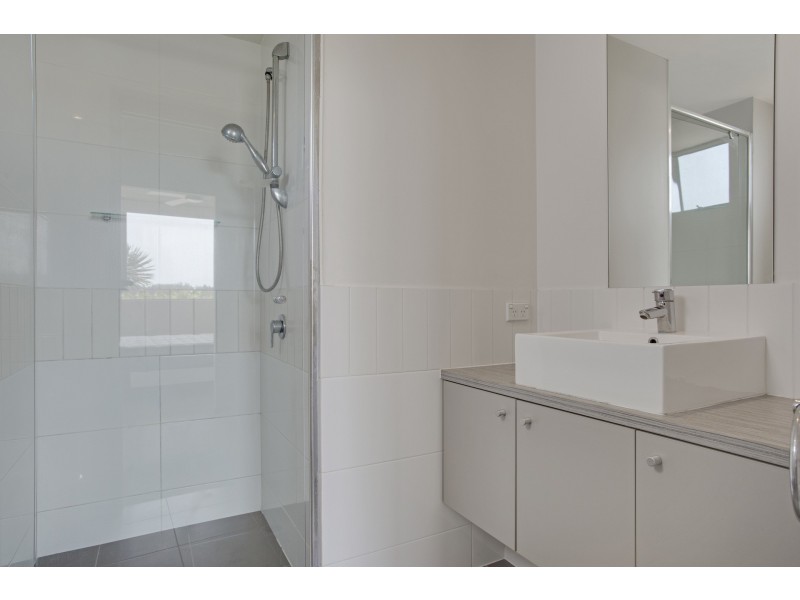212/129-133 Laver Drive, Robina QLD 4226