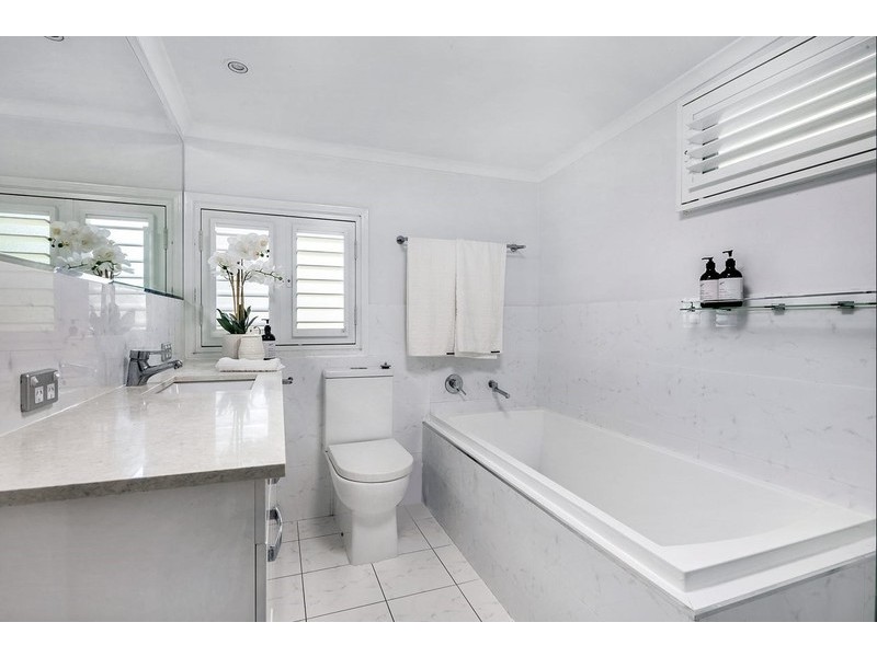 16 Henry Street, Greenslopes QLD 4120