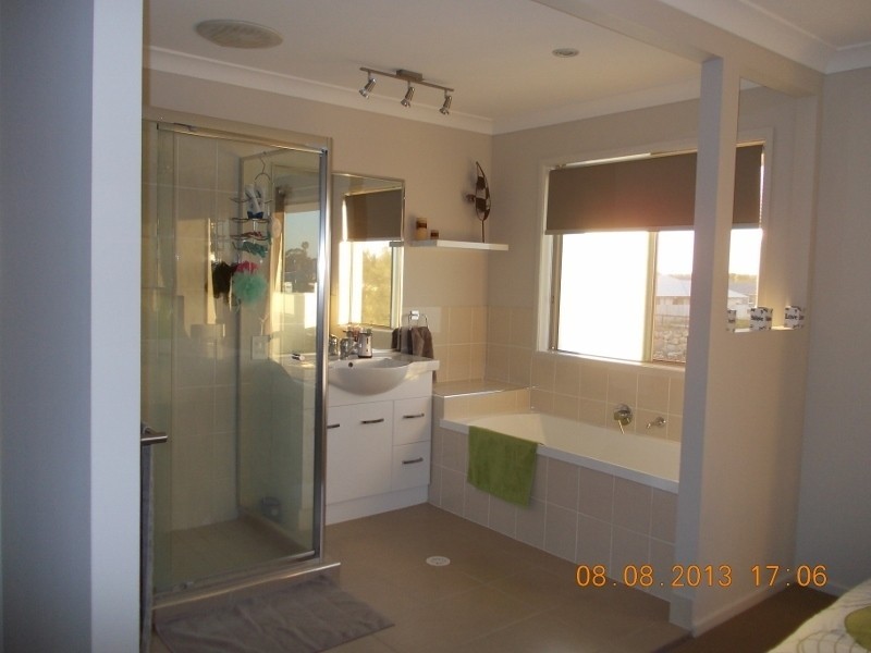 8 Coffey Court, Beachmere QLD 4510