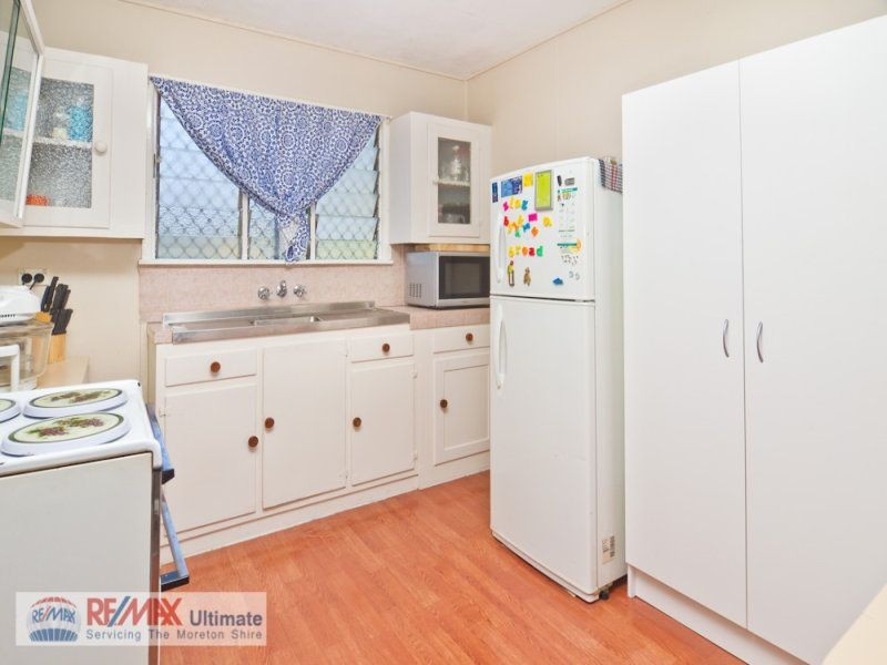 15 Amies Street, Beachmere QLD 4510