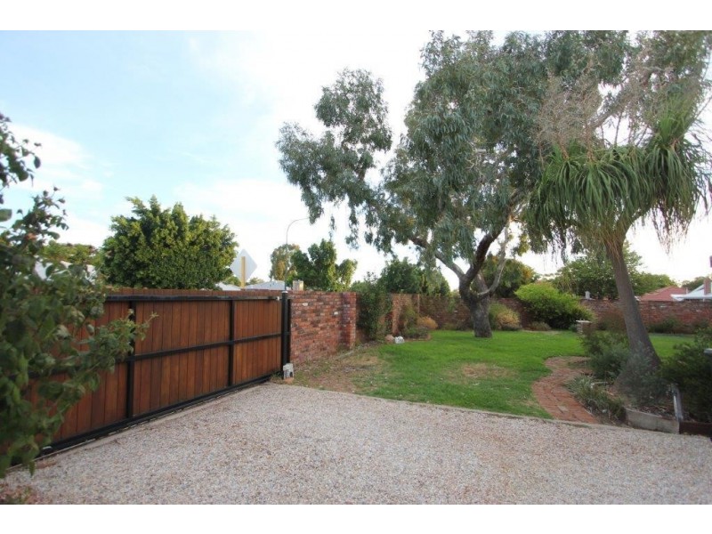 423 Berwick Street, St James WA 6102