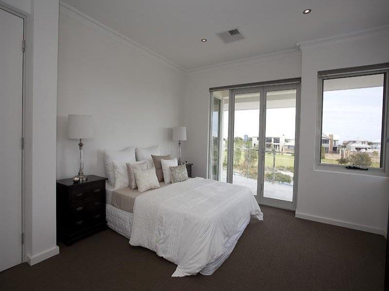 8 Oahu Gardens, Hillarys WA 6025