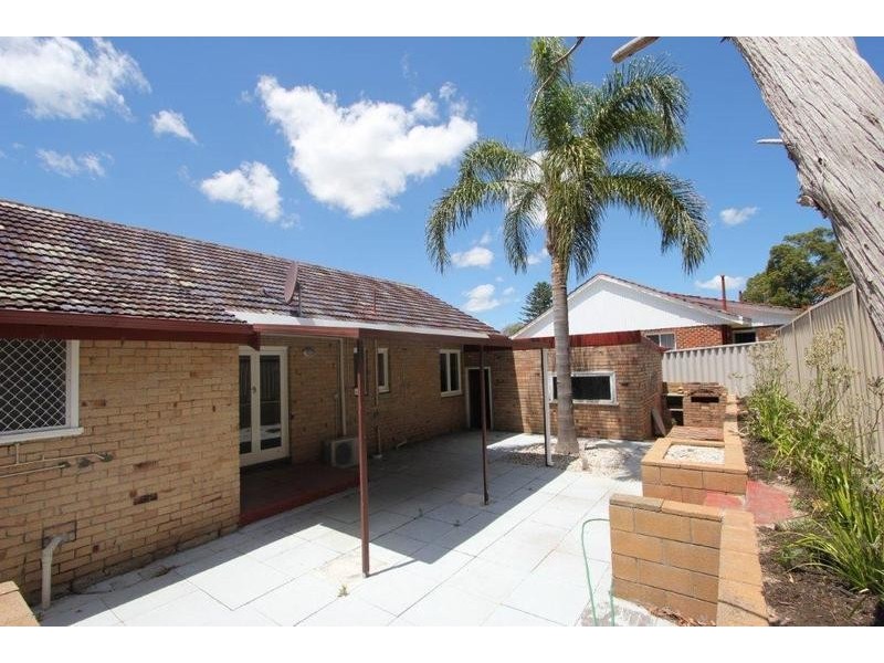 52 Coleman Crescent, Melville WA 6156