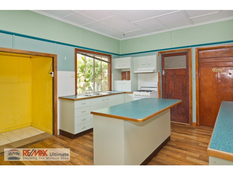 869 Beachmere Road, Beachmere QLD 4510