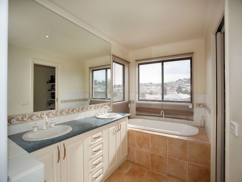 4 LOGAN Place, Berwick VIC 3806