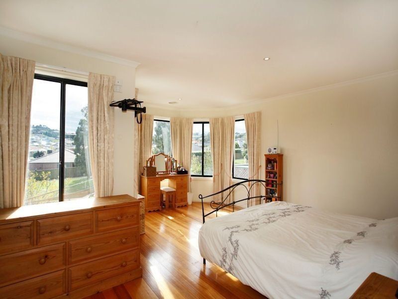 4 LOGAN Place, Berwick VIC 3806