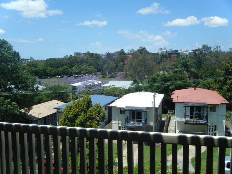 77 Warren, St Lucia QLD 4067