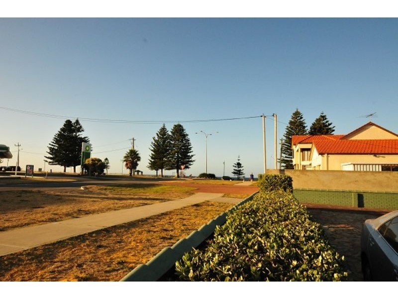 4 Malibu Road, Safety Bay WA 6169