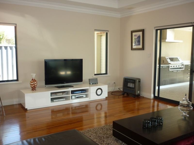 5a Isaac St, Melville WA 6156