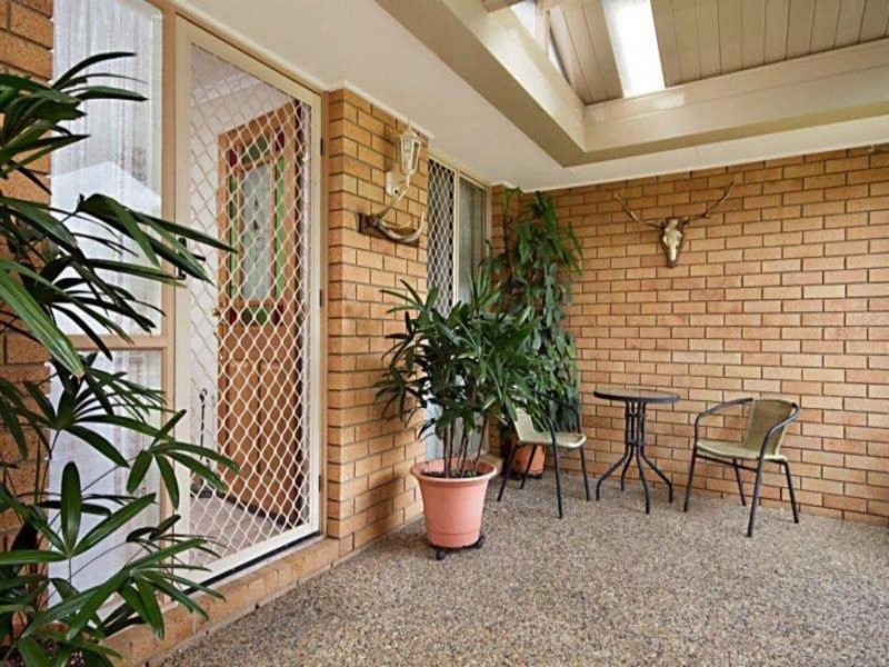 4 Fernhaven Ct, Regents Park QLD 4118