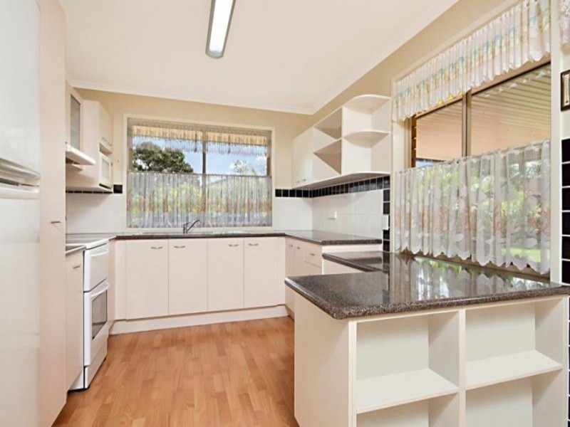 4 Fernhaven Ct, Regents Park QLD 4118