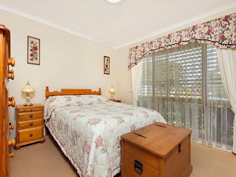 4 Fernhaven Ct, Regents Park QLD 4118