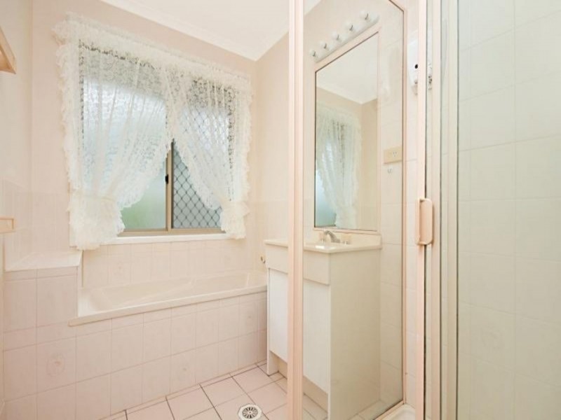 4 Fernhaven Ct, Regents Park QLD 4118
