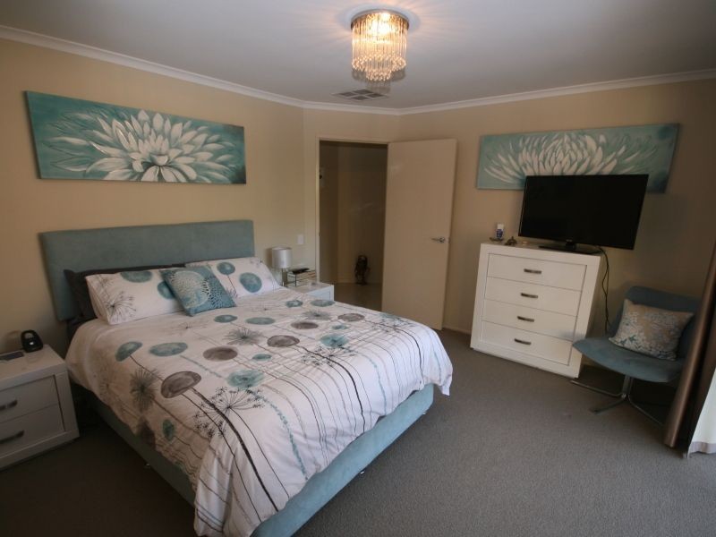 33 Wivenhoe Circuit, Forest Lake QLD 4078