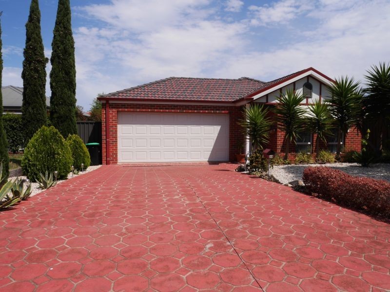 35 Dobell Crescent, Caroline Springs VIC 3023