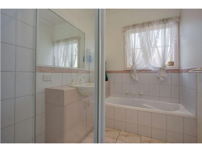 2/11 Norman, Croydon VIC 3136