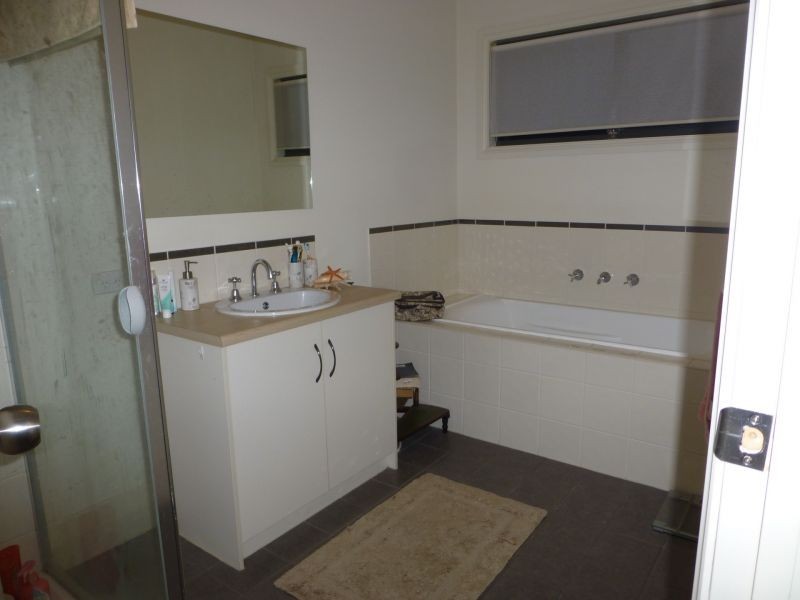27 Singer Drive, Happy Valley SA 5159