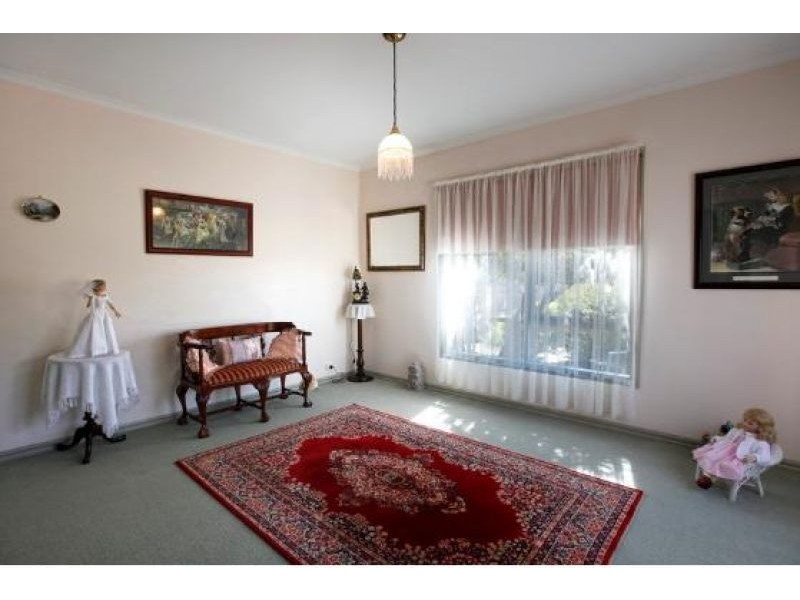 4 Burke Street, Woodend VIC 3442